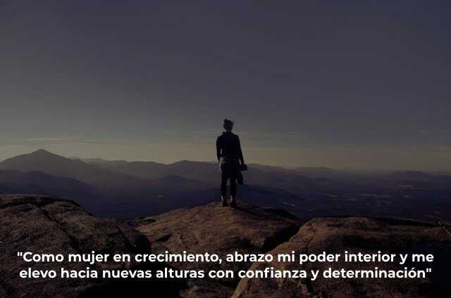 Una mujer en un risco de montaña viendo el atardecer del cielo