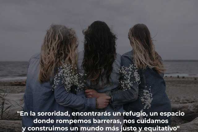 tres amigas abrazadas mirando el mar desde la playa